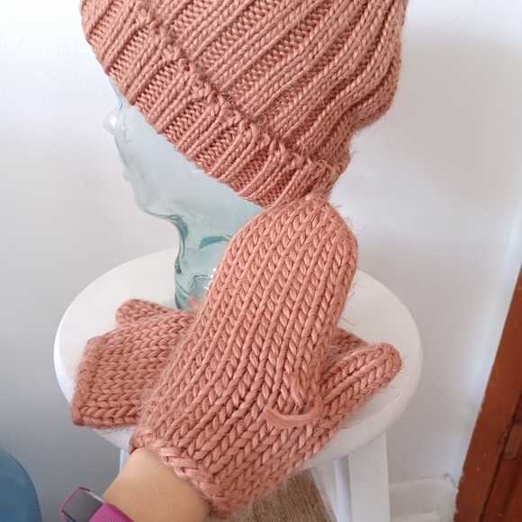 ⚡️SALE⚡️Vintage Handmade Rust Beanie/Toque Hat and Mittens Set - Picture 6 of 7